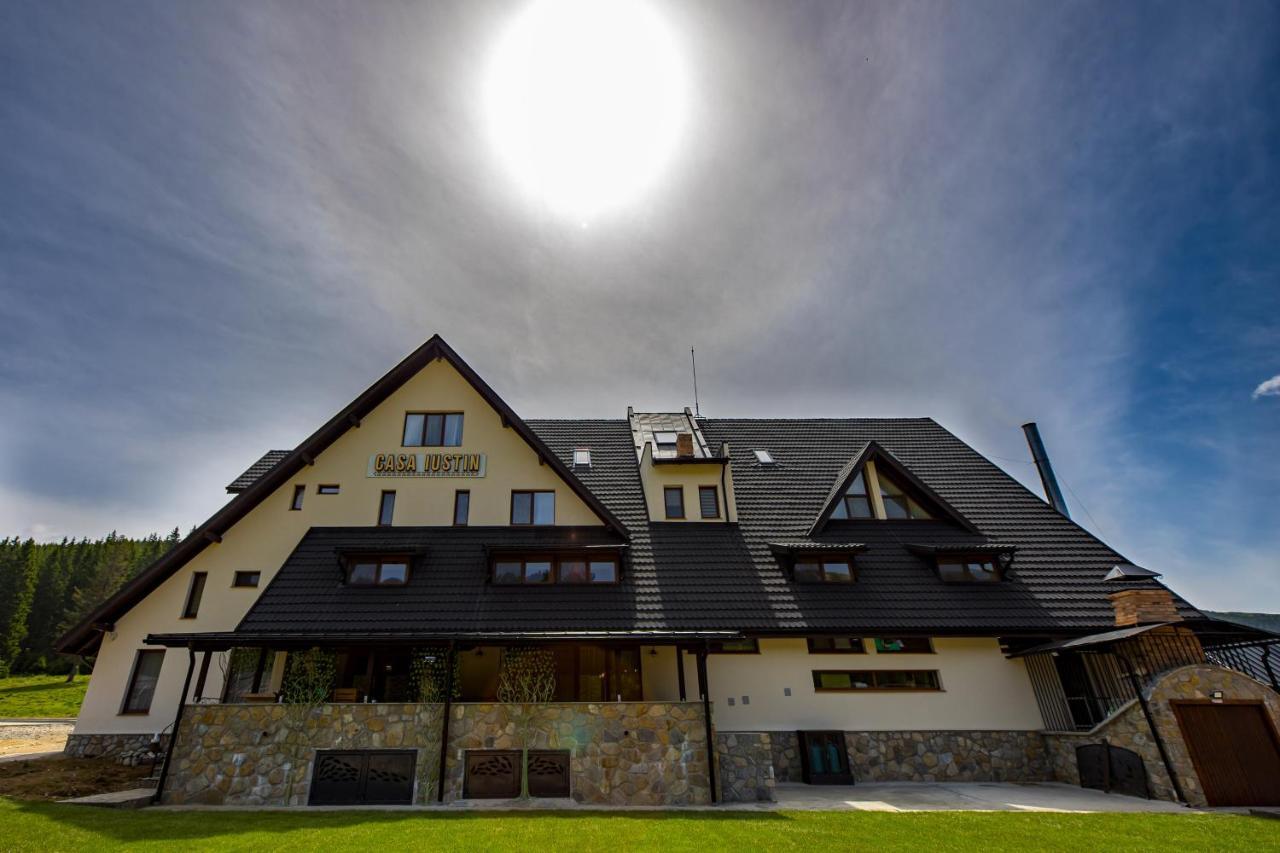 Casa Iustin Hotel Moroeni Kültér fotó