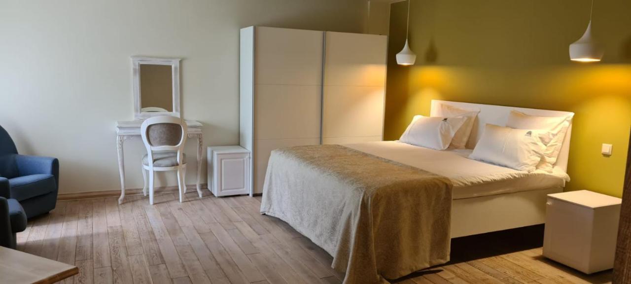 Casa Iustin Hotel Moroeni Kültér fotó