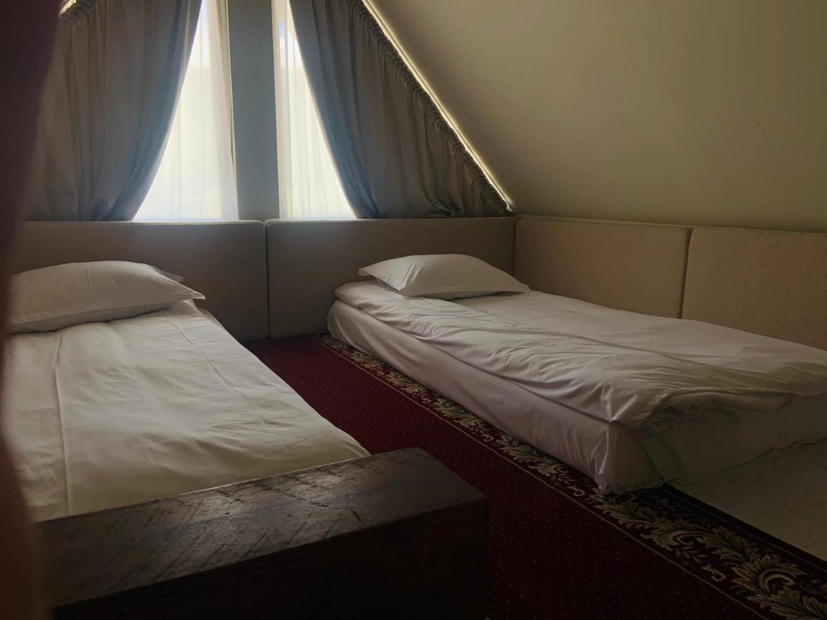 Casa Iustin Hotel Moroeni Kültér fotó