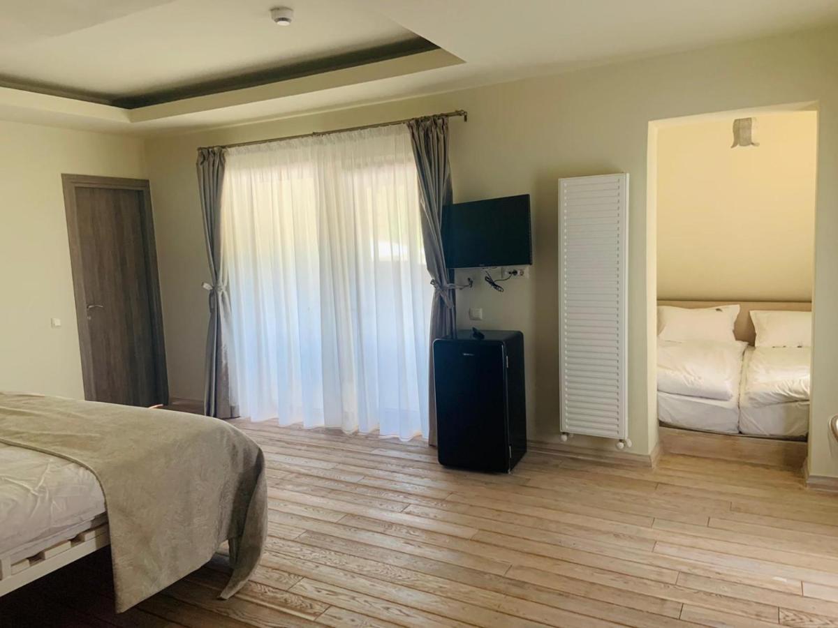 Casa Iustin Hotel Moroeni Kültér fotó
