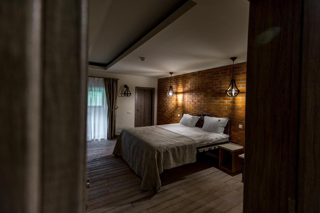Casa Iustin Hotel Moroeni Kültér fotó