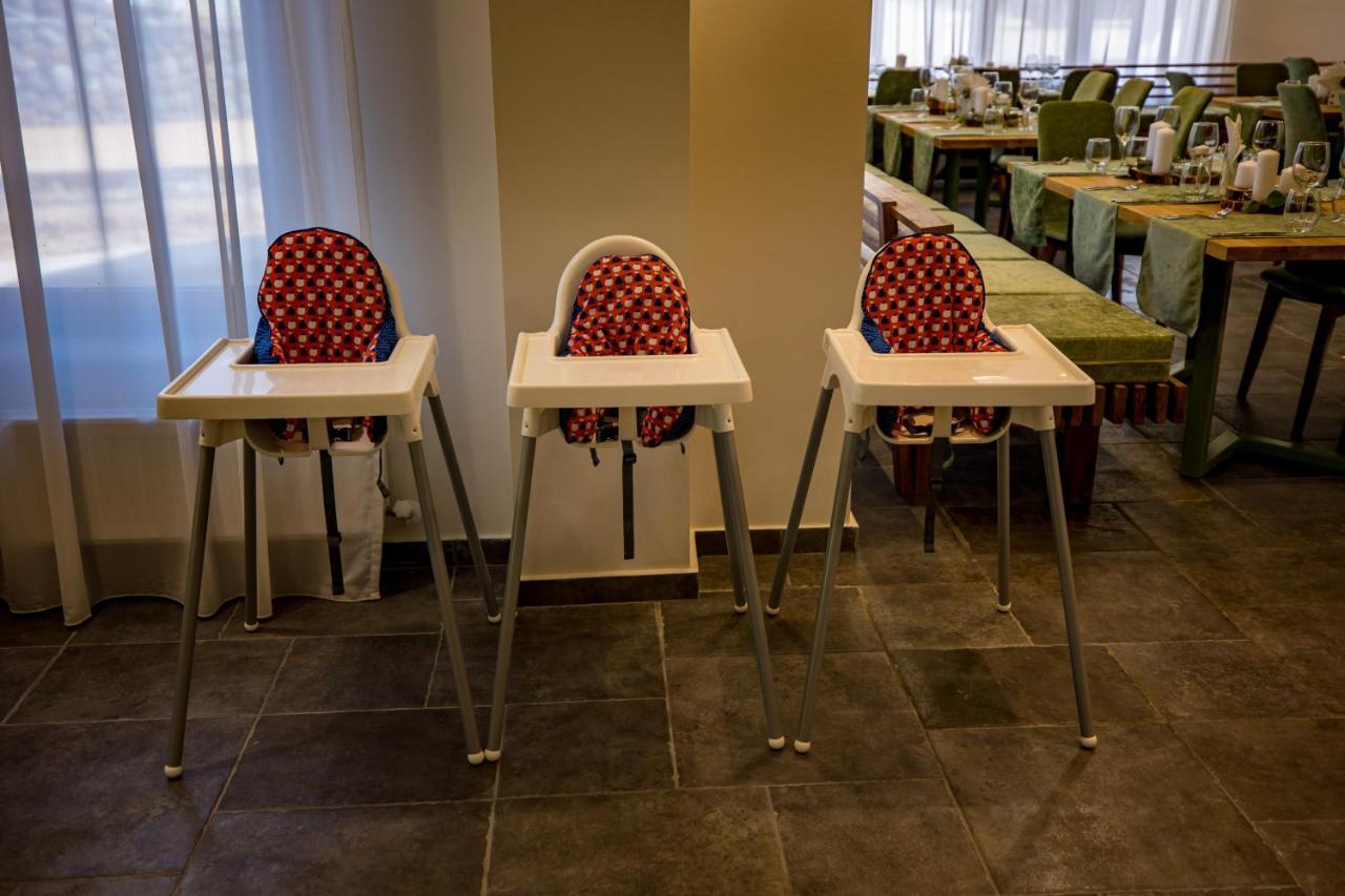 Casa Iustin Hotel Moroeni Kültér fotó