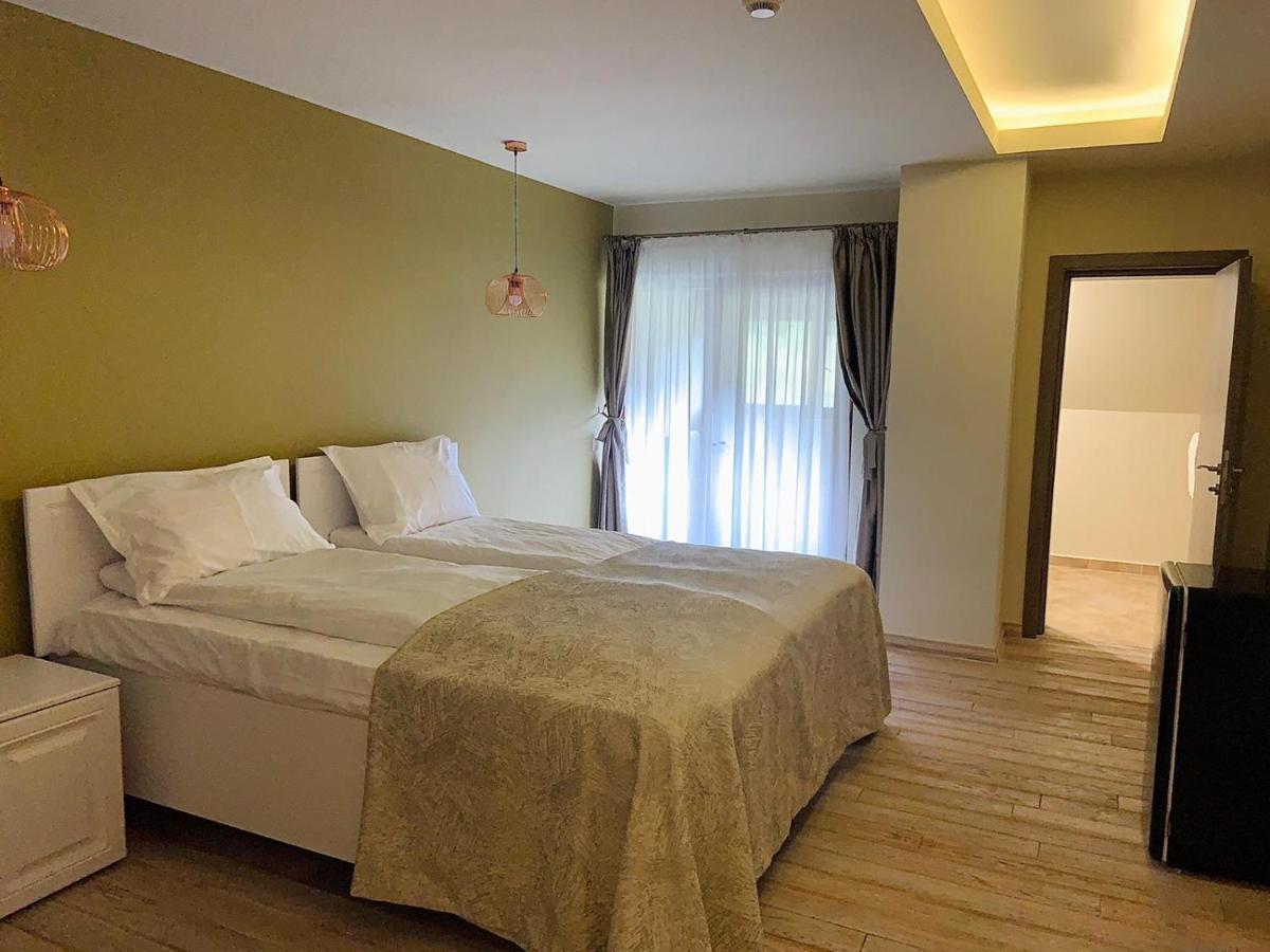Casa Iustin Hotel Moroeni Kültér fotó