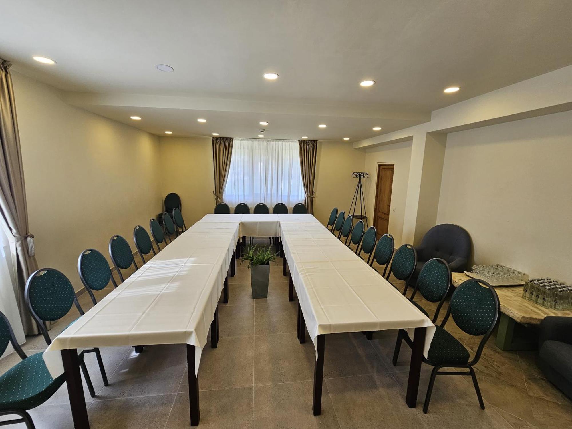 Casa Iustin Hotel Moroeni Kültér fotó