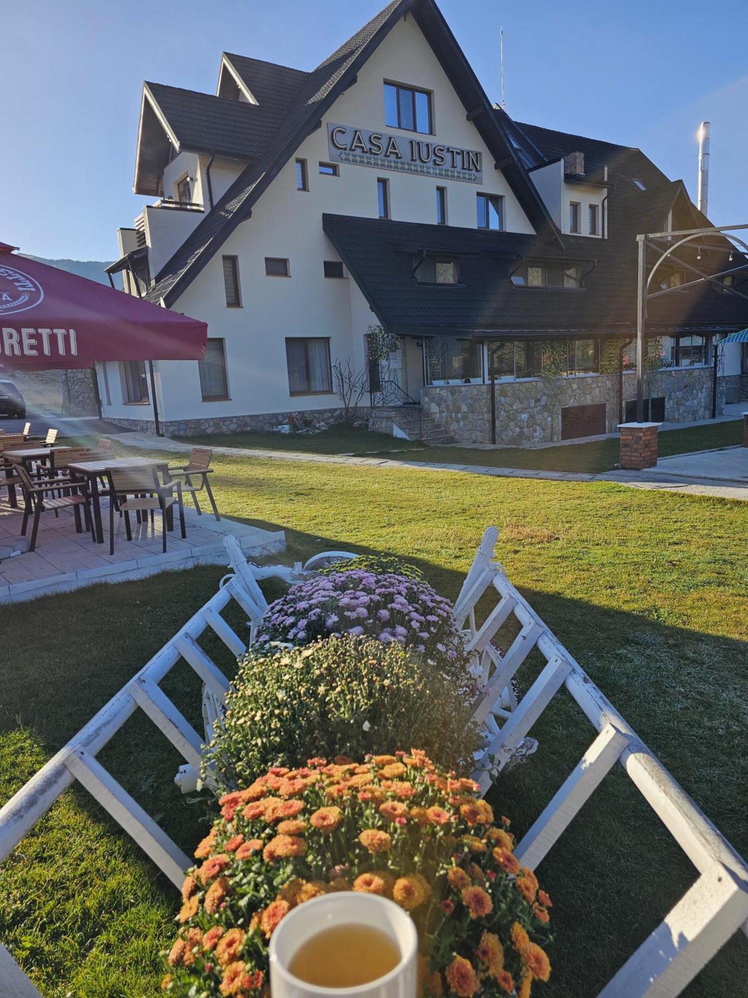 Casa Iustin Hotel Moroeni Kültér fotó