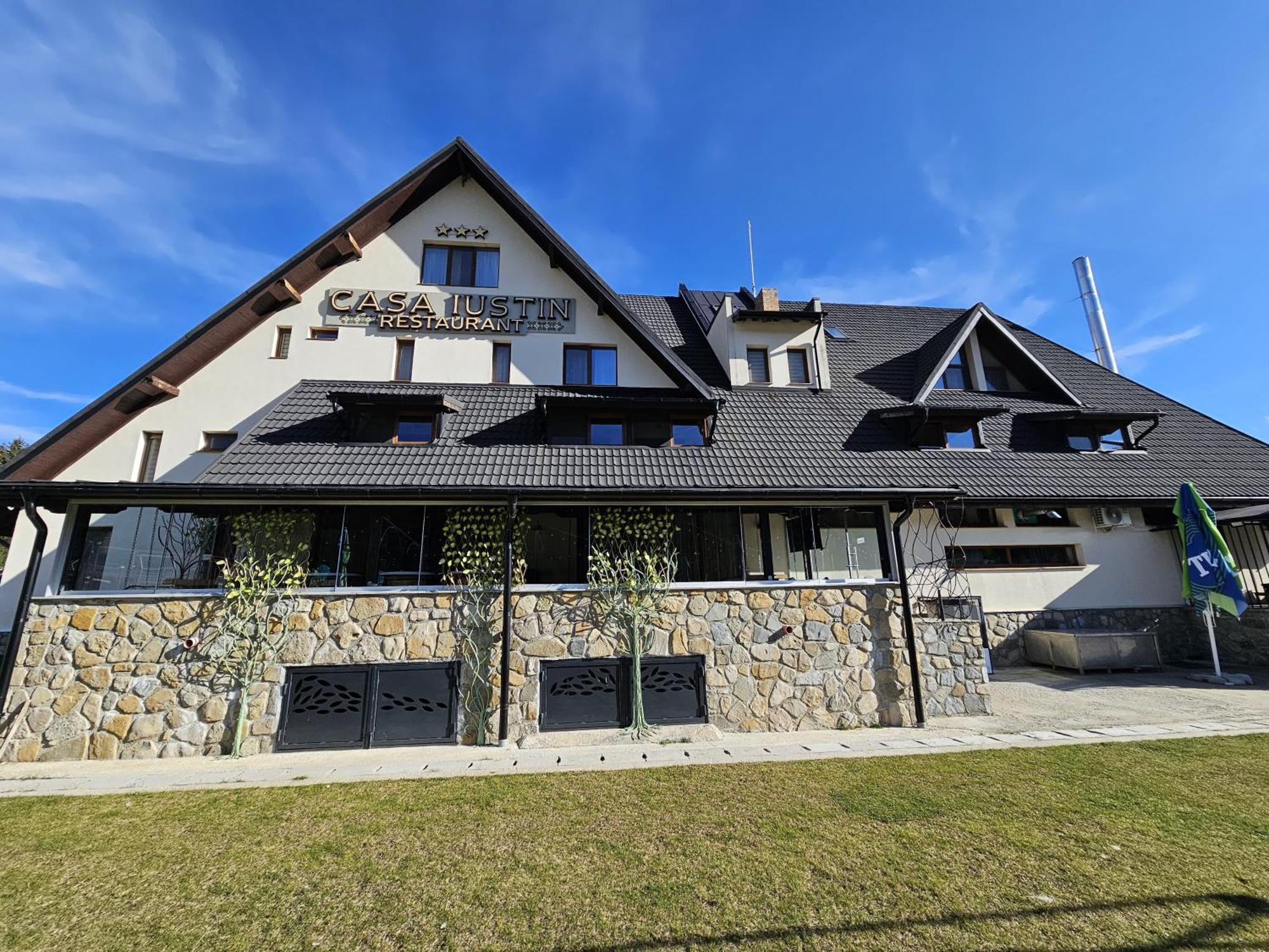 Casa Iustin Hotel Moroeni Kültér fotó
