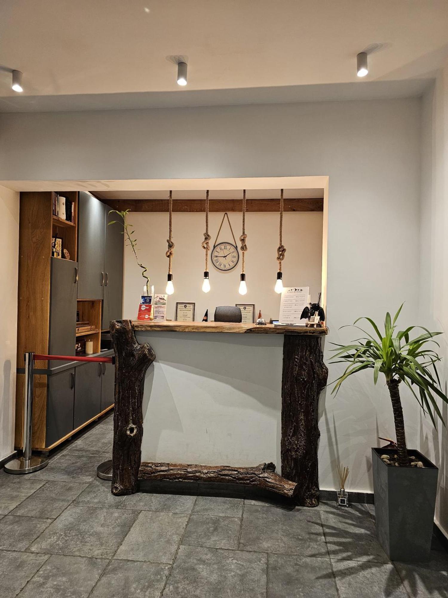 Casa Iustin Hotel Moroeni Kültér fotó